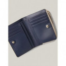 Cartera con Detalles Horsebit Th y Cremallera de TOMMY HILFIGER