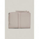 Cartera con Detalles Horsebit Th y Cremallera de TOMMY HILFIGER