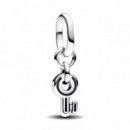 Mini Charm Colgante Llave de PANDORA Me 793084C00