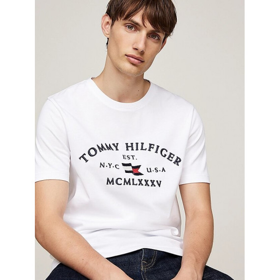 Camiseta con Logo Bordado de TOMMY HILFIGER