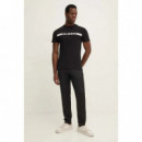 Camiseta Elástica con Logotipo Frontal de GUESS