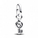 Mini Charm Colgante Llave de PANDORA Me 793084C00