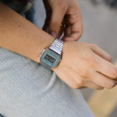 CASIO A168WA-3AY Reloj Digital Unisex Retro – Pulsera Metálica, Carátula Verde, Luz, Cronómetro, Wr