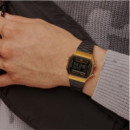 CASIO A168WEGB-1B Reloj Digital Unisex – Caja Dorada, Correa Negra de Acero, Retro Iluminador, Wr