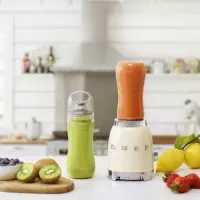 SMEG Mini Batidora 300W con Vaso Portátil Crema (PBF01CREU)