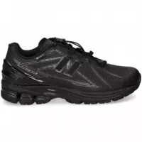 Deportivo Malla Cuadros Negro  NEW BALANCE