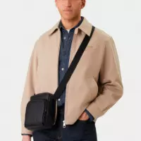 Bandolera Reporter con Monograma Grabado  CALVIN KLEIN