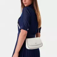 Bolso bandolera tipo cámara con solapa y monograma