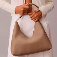 Bolso hobo con cadena de bisutería de guijarros
