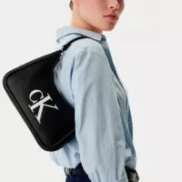 Bolso de hombro con logo monograma grabado