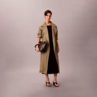 Bolso saco con logo emblemático en todo el artículo