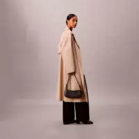 Bolso pequeño de hombro con emblema revestido y logo