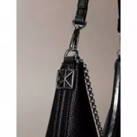 EMBLEM HW PEBBLE SHOULDER BAG BLACK