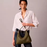 Bolso Hobo con Cadena de Bisutería de Guijarros  CALVIN KLEIN