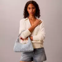 Bolso de Hombro Denim con Logo Emblemático en Todo el Artículo  CALVIN KLEIN