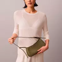 Bolso de Hombro con Emblema Revestido y Logo  CALVIN KLEIN