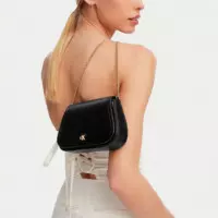 Cartera Curva con Correa de Cadena  CALVIN KLEIN