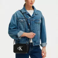 Bolso Bandolera Tipo Cámara con Monograma Distintivo  CALVIN KLEIN
