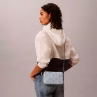 Bolso Pequeño Denim con Logo Emblemático  CALVIN KLEIN