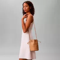 Bolso Saco Pequeño con Monograma Distintivo  CALVIN KLEIN