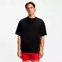 Camiseta con estampado de logos repetidos