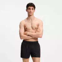 Bañador tipo shorts con logos repetidos