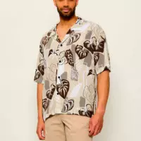 Camisa relaxed fit con estampado de flores
